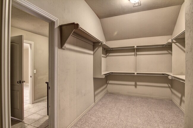 Building Photo - Spacious 3 bedroom/ Study -2264 sq ft.- Edmond Schools - Close to Quail Springs and Chisholm Cree...