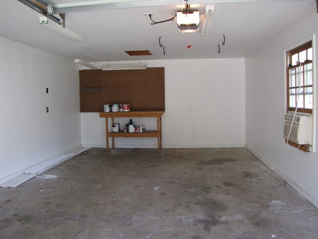 Building Photo - 513 Chivalry Dr