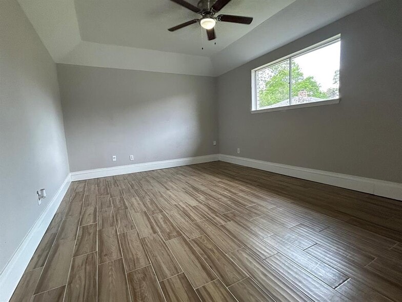 Building Photo - 5926 Darkwood Dr