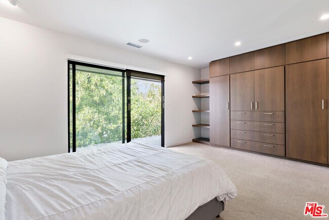 Building Photo - 3035 Lake Glen Dr