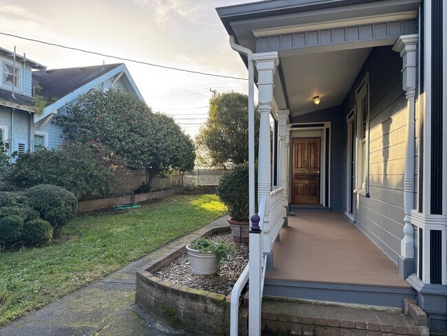 Building Photo - 801 Summer St