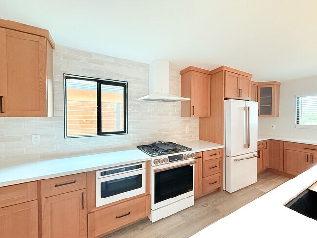 Building Photo - Modern 3-Bedroom Home with Private Yard in...