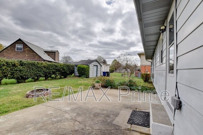 Building Photo - 609 Birch Dr