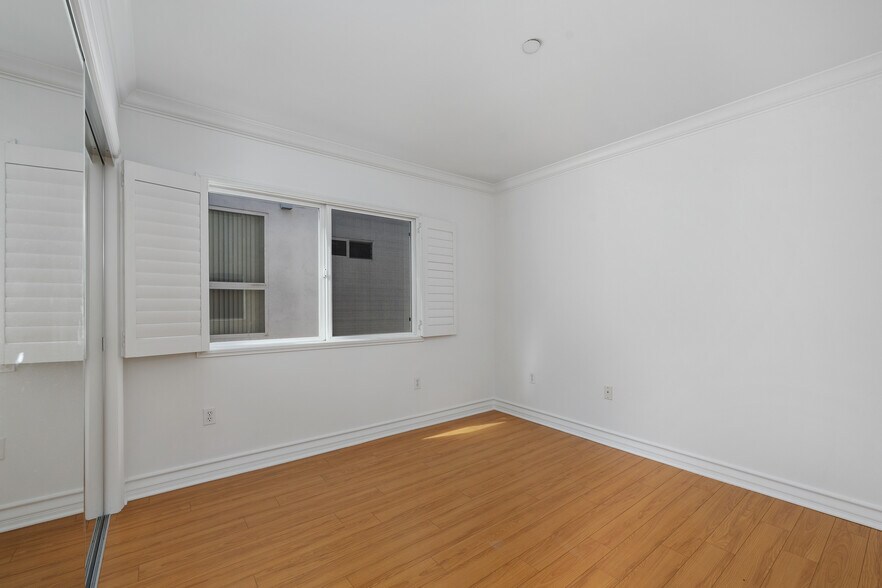 Building Photo - 1246 Armacost Ave