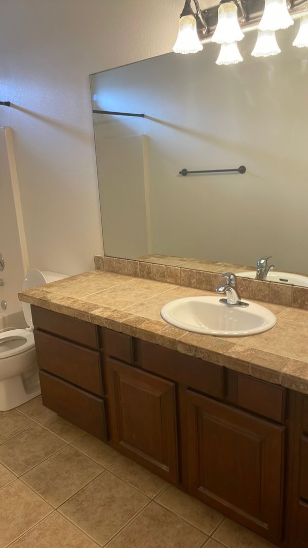 Building Photo - 1909 SW Elington St