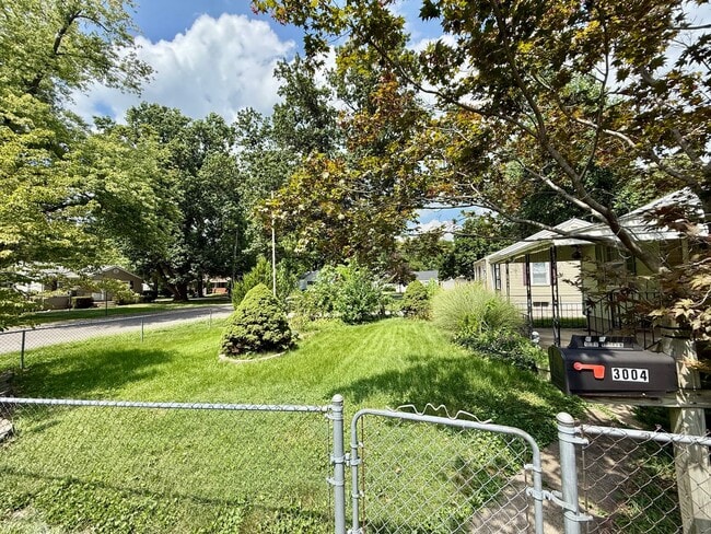 Building Photo - 2 Bed / 1 Bath House with lots of Features...