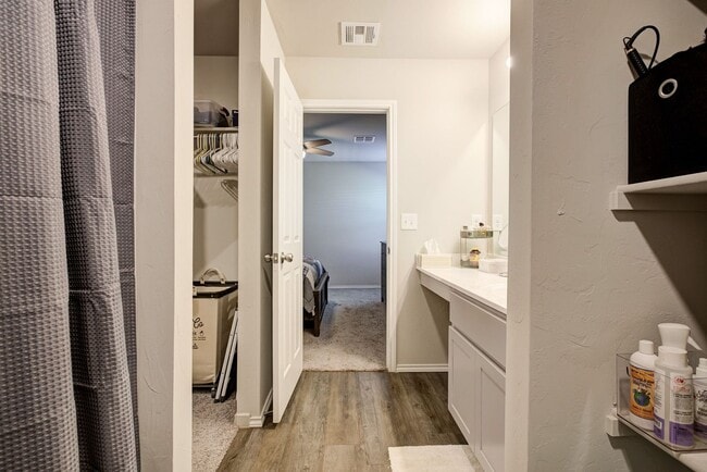 Building Photo - 3 bed 2 bath 2 car garage only two years o...