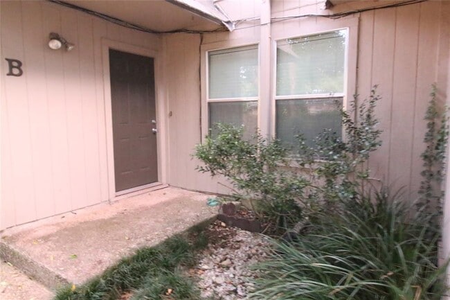 Building Photo - 703 Castle Ridge Rd