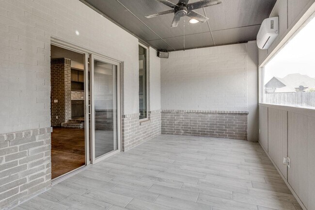 Building Photo - 649 NE 105th St