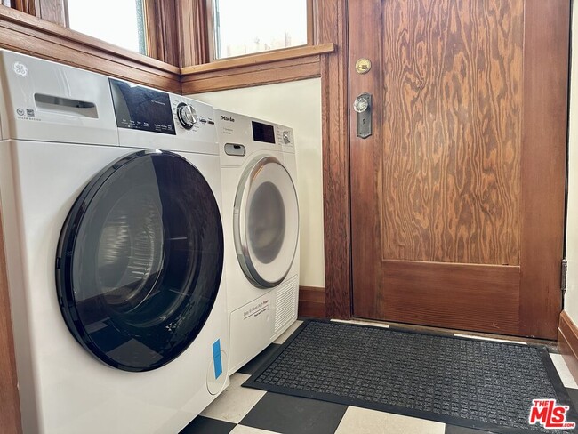 Building Photo - 750 N Edinburgh Ave