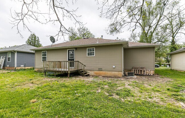Building Photo - REMODELED 3 Bedroom | 2 Bathroom | 2 Car G...