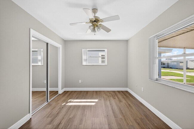 Building Photo - FULLY RENOVATED 2 BEDROOM WITH HUGE BONUS ROOM!