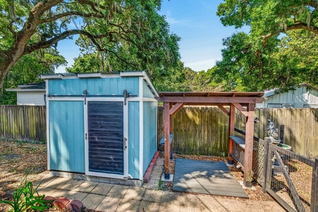 Building Photo - Move-In Ready Home Near Park Circle
