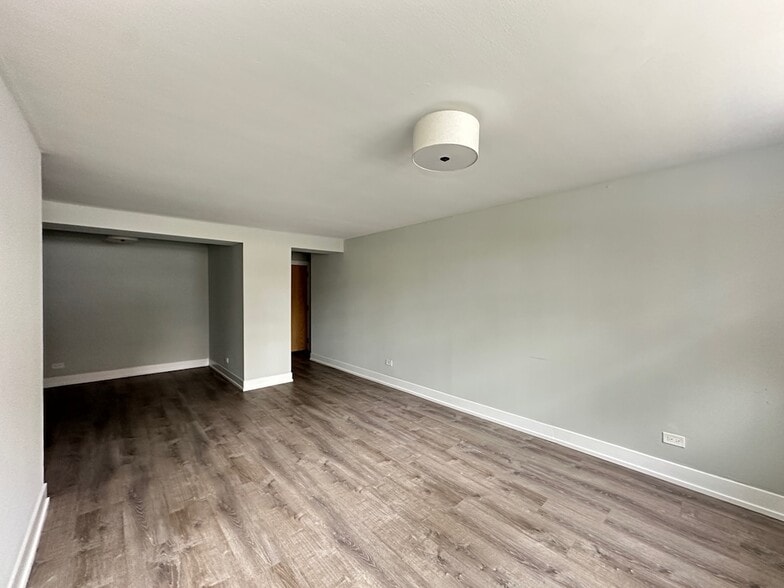 Building Photo - 450 W Barry Ave