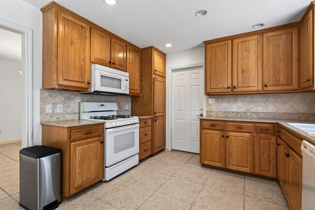 Building Photo - 1202 Knollpark Cir