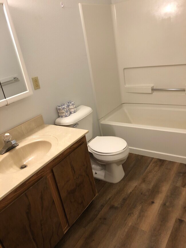 Building Photo - 504 E Chellis St