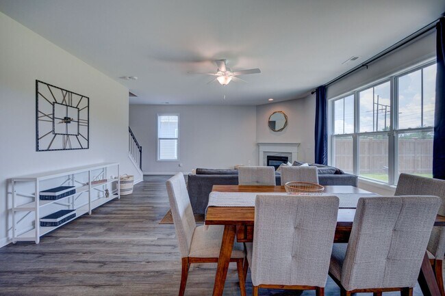Building Photo - Luxurious 3 bedrooms 2.5 bath home in Nort...