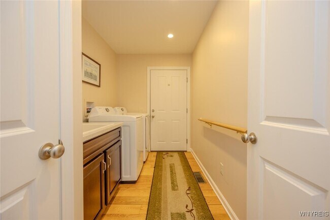 Building Photo - 105 Pine St