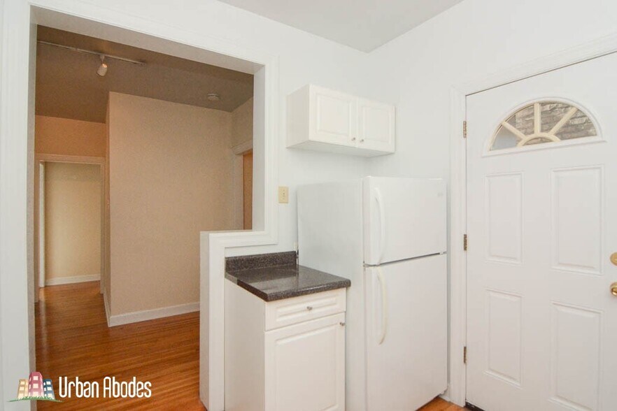 Building Photo - 3723 N Pine Grove Ave