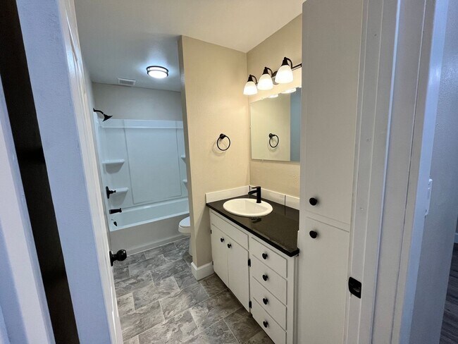 Building Photo - Contemporary 2 Bedroom / 1 Bath in Charmin...