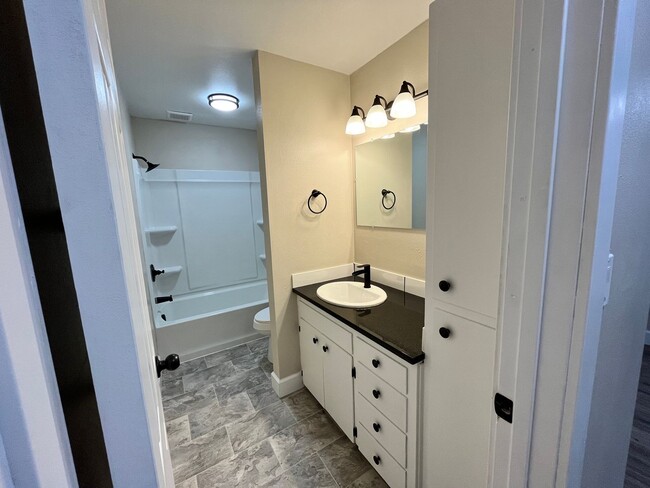 Building Photo - Contemporary 2 Bedroom / 1 Bath in Charming Cliff-Cannon Suburb