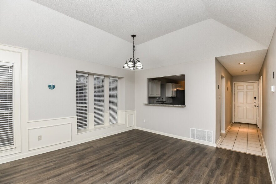 Building Photo - 1505 Gainsborough Way