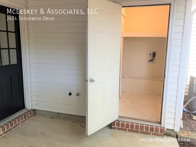 Building Photo - 2414 Sedgewick Dr