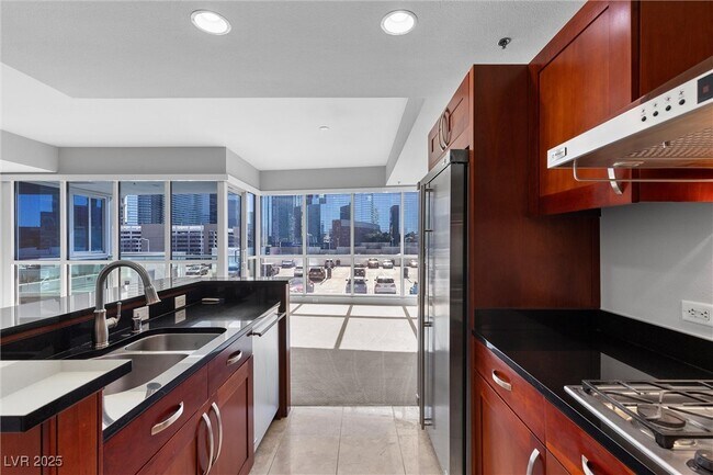 Building Photo - 4525 Dean Martin Dr