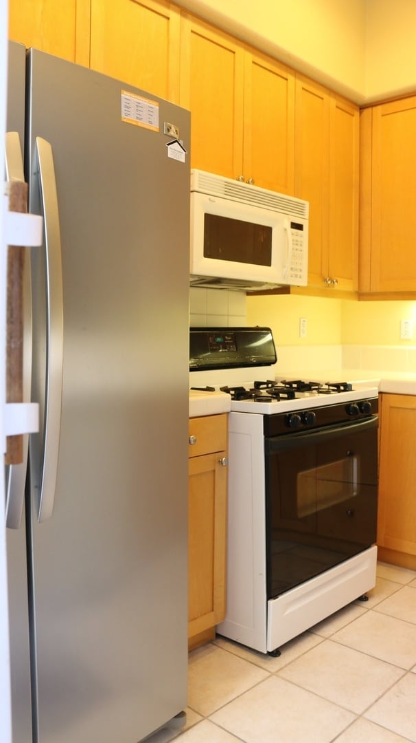 Building Photo - Excellent 2 Bed 2 Bath Town Home