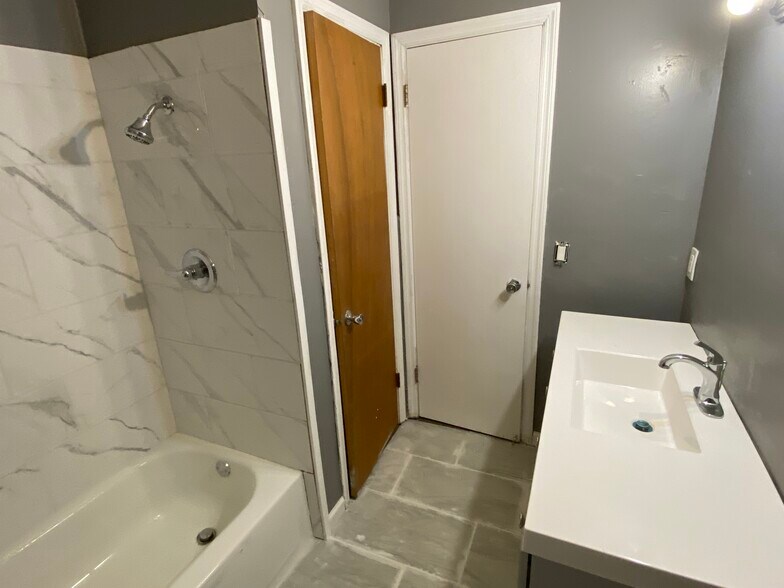 Building Photo - 374 E Monroe Ave