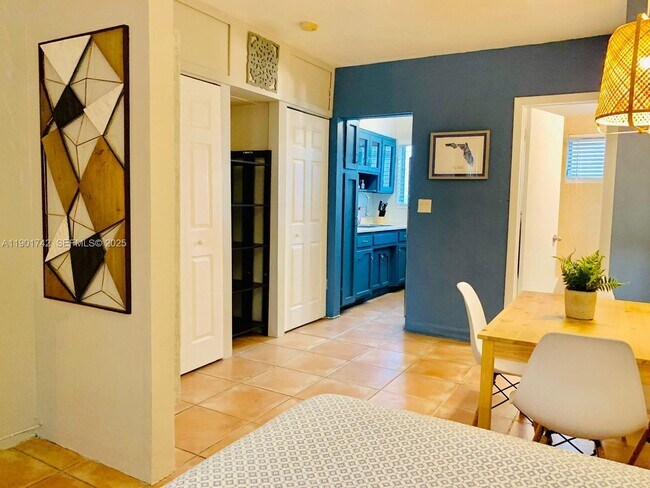 Building Photo - 825 Euclid Ave