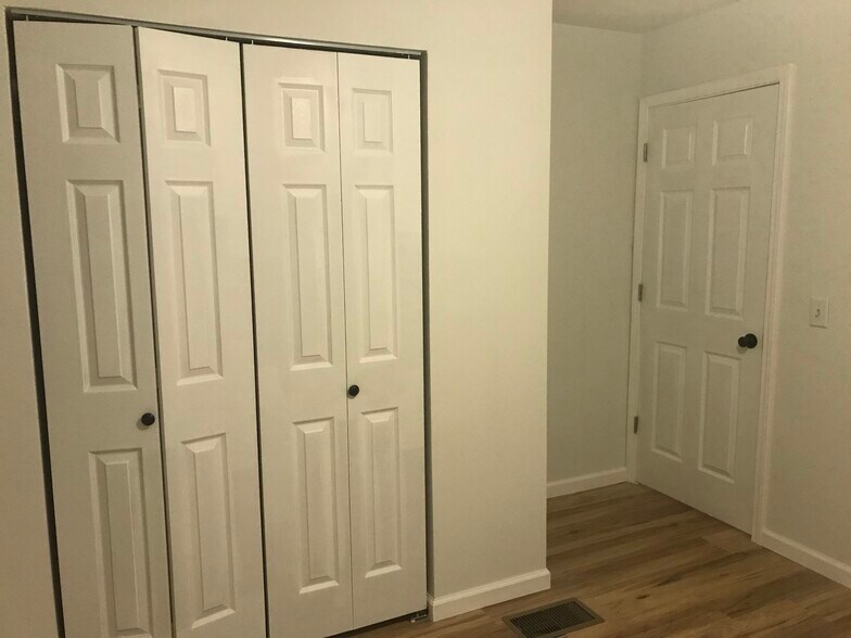 Building Photo - 1014 Kurze Ave