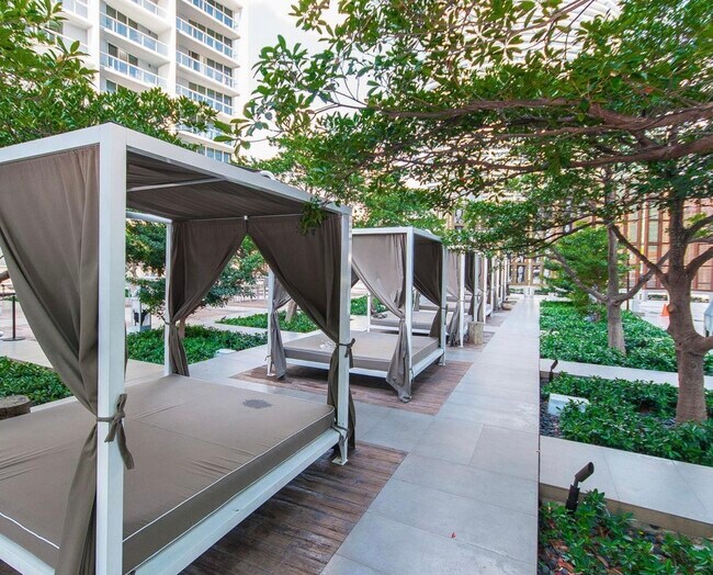 Building Photo - 485 Brickell Ave