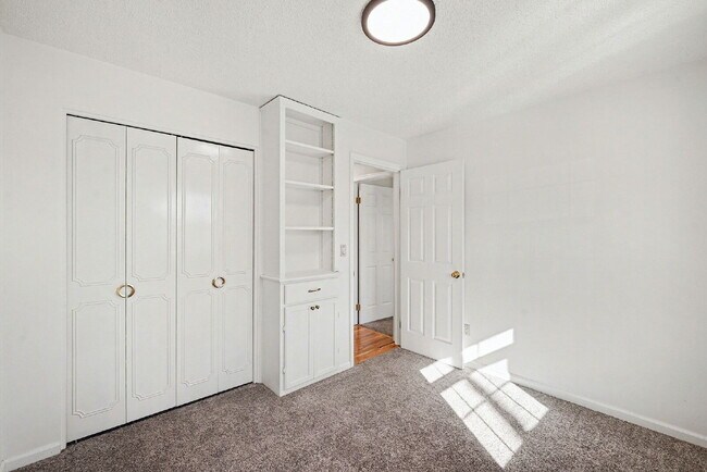 Building Photo - "Spacious 4-Bed Lakewood Gem with Hardwood Floors, Finished Basement & Fireplace - 2970 Sq Ft!"