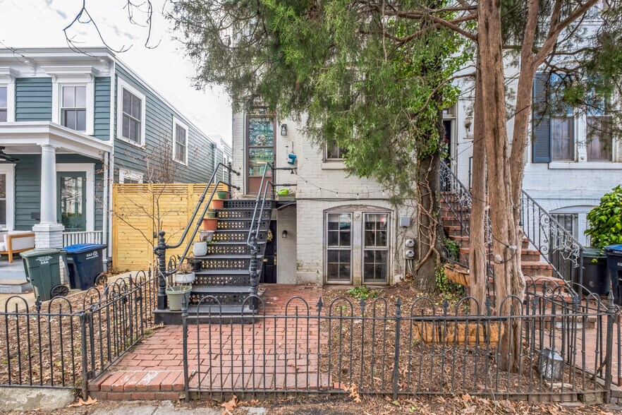 Building Photo - 605 E St SE