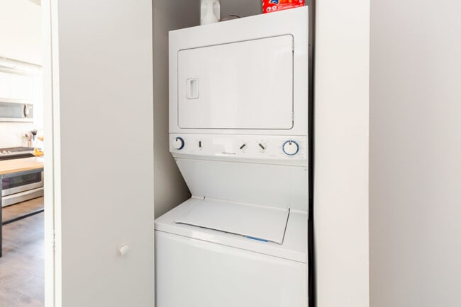 Building Photo - 1714 W Roscoe St