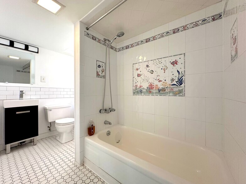 Building Photo - 112 1st St