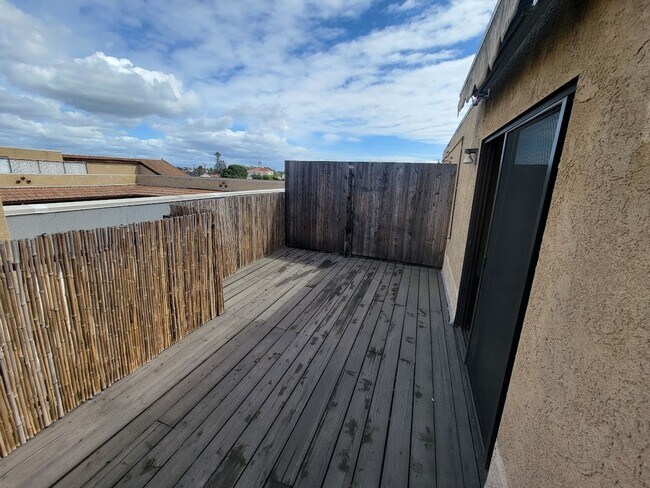 Building Photo - HUGE UPPER 1BD/1.5BA CONDO WITH LOFT, PARKING LAUNDRY AND 2 PRIVATE BALCONIES!!
