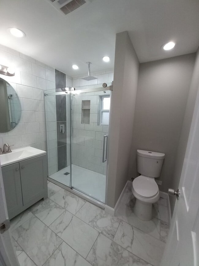 Building Photo - Beautifully Updated 3-Bedroom Home in East...