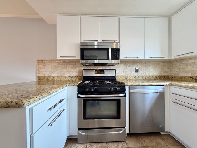 Building Photo - 2 Bed / 2.5 Bath Tri-Level Townhome – Gated Community in North Redondo Beach (Torrance PO)