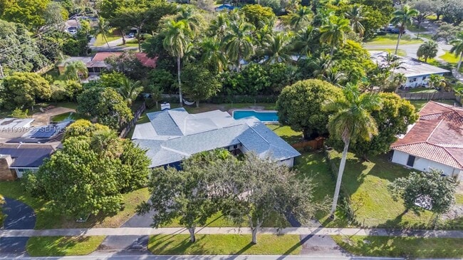 Building Photo - 812 Holly Ln