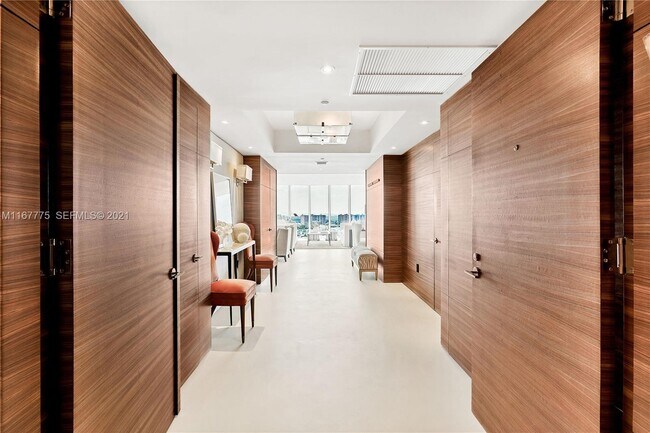 Building Photo - 18911 Collins Ave