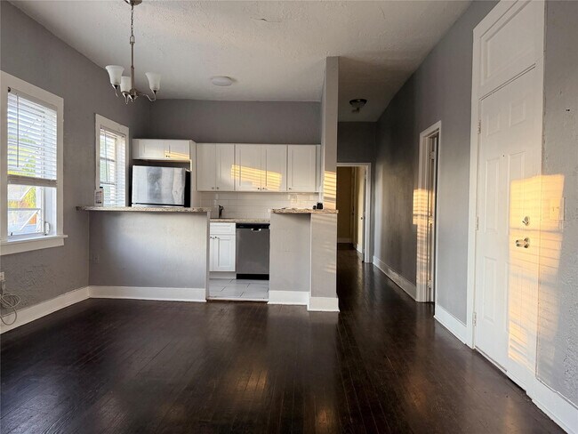 Building Photo - 1849 Dewey St