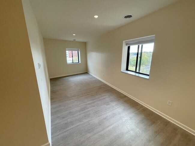 Building Photo - Stylish 1-Bed • 819 Sq. Ft. • Free Interne...