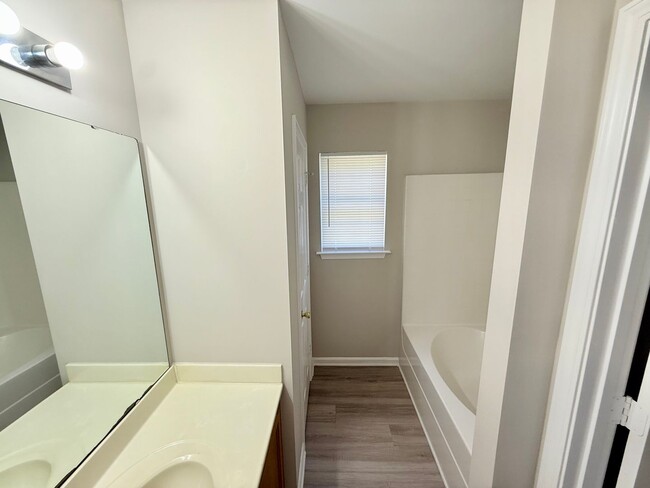 Building Photo - 3550 Crestridge Dr