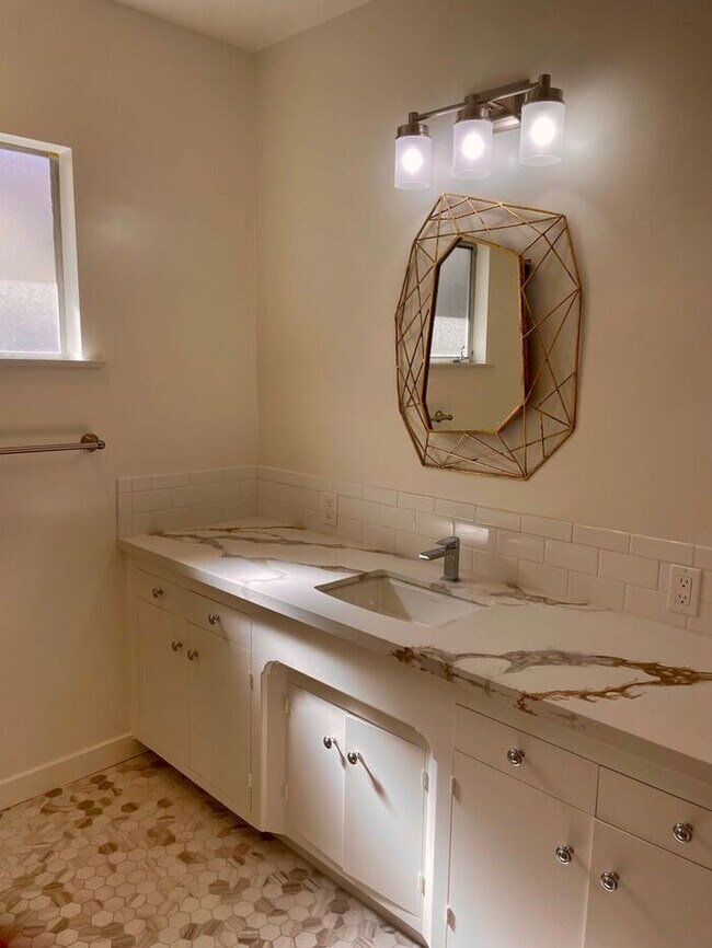 Building Photo - Updated Two Bedroom Home - Available October