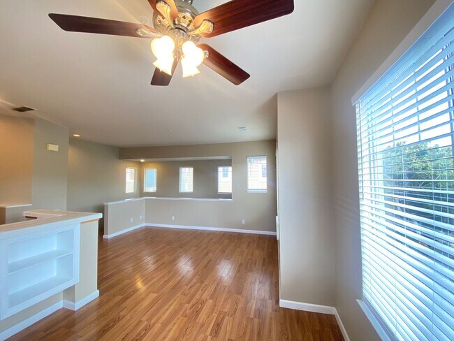 Building Photo - Low Deposit W/ Garage Parking & In Unit Laundry!