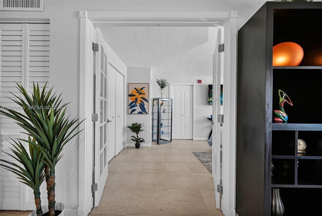 Building Photo - 1334 Collins Ave