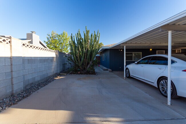 Building Photo - 2040 W Cambridge Ave