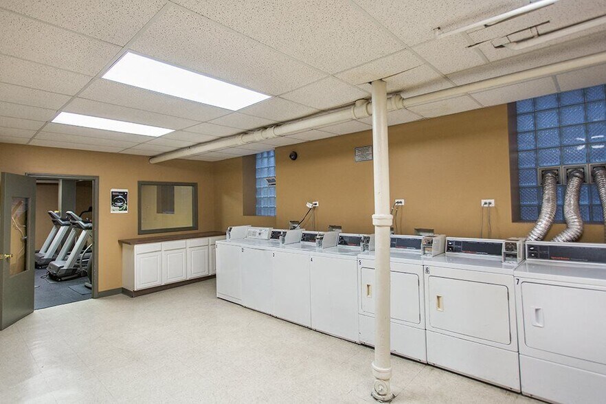 Building Photo - 910 W Dakin St